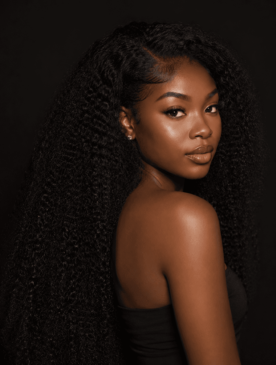 Femme portant une perruque cheveux longs kinky curly texture afro naturelle Sahara Curls