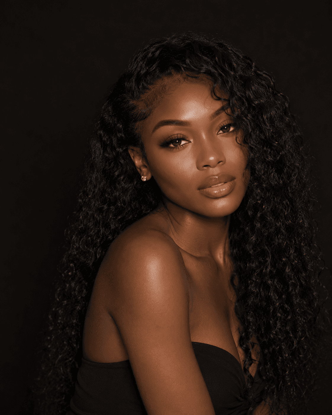Femme portant une perruque water wave cheveux naturels bouclés Sahara Curls